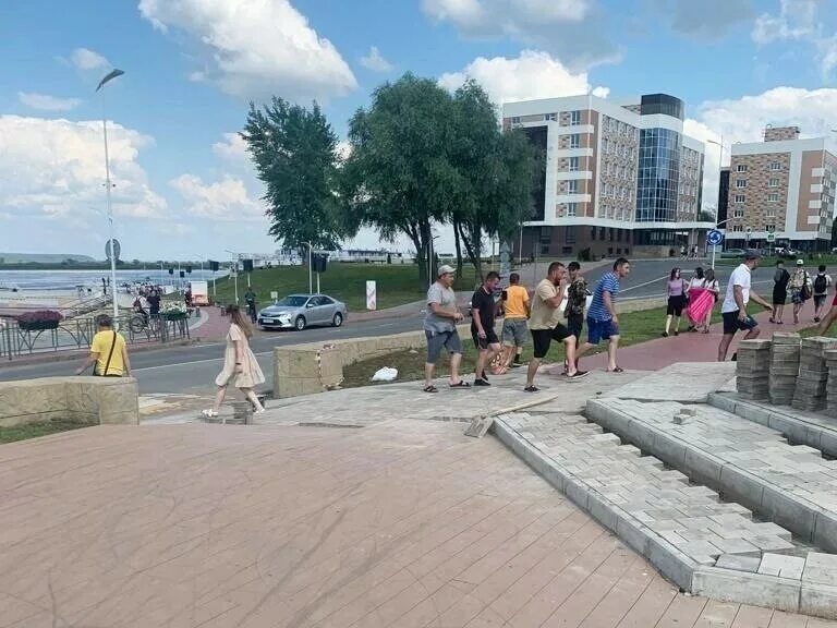 Нижнекамск набережная фото На набережной Красного Ключа в Нижнекамске после падения человека заменят брусча