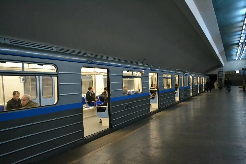 Нижний фото метро 4 пятивагонных поезда курсируют в нижегородском метро в часы пик Нижегородская п