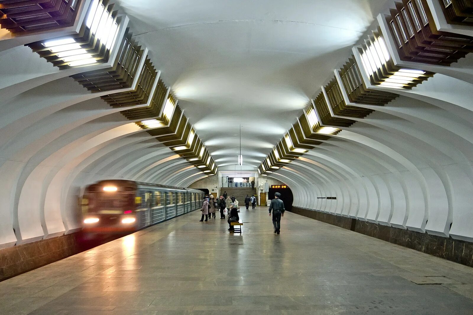 Нижний фото метро Файл:Metro NNG Line1 Leninskaya.jpg - Википедия