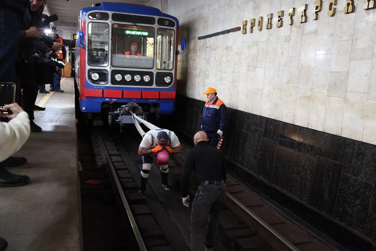 Нижний фото метро Русский богатырь установил мировой рекорд по буксировке техники в нижегородском 