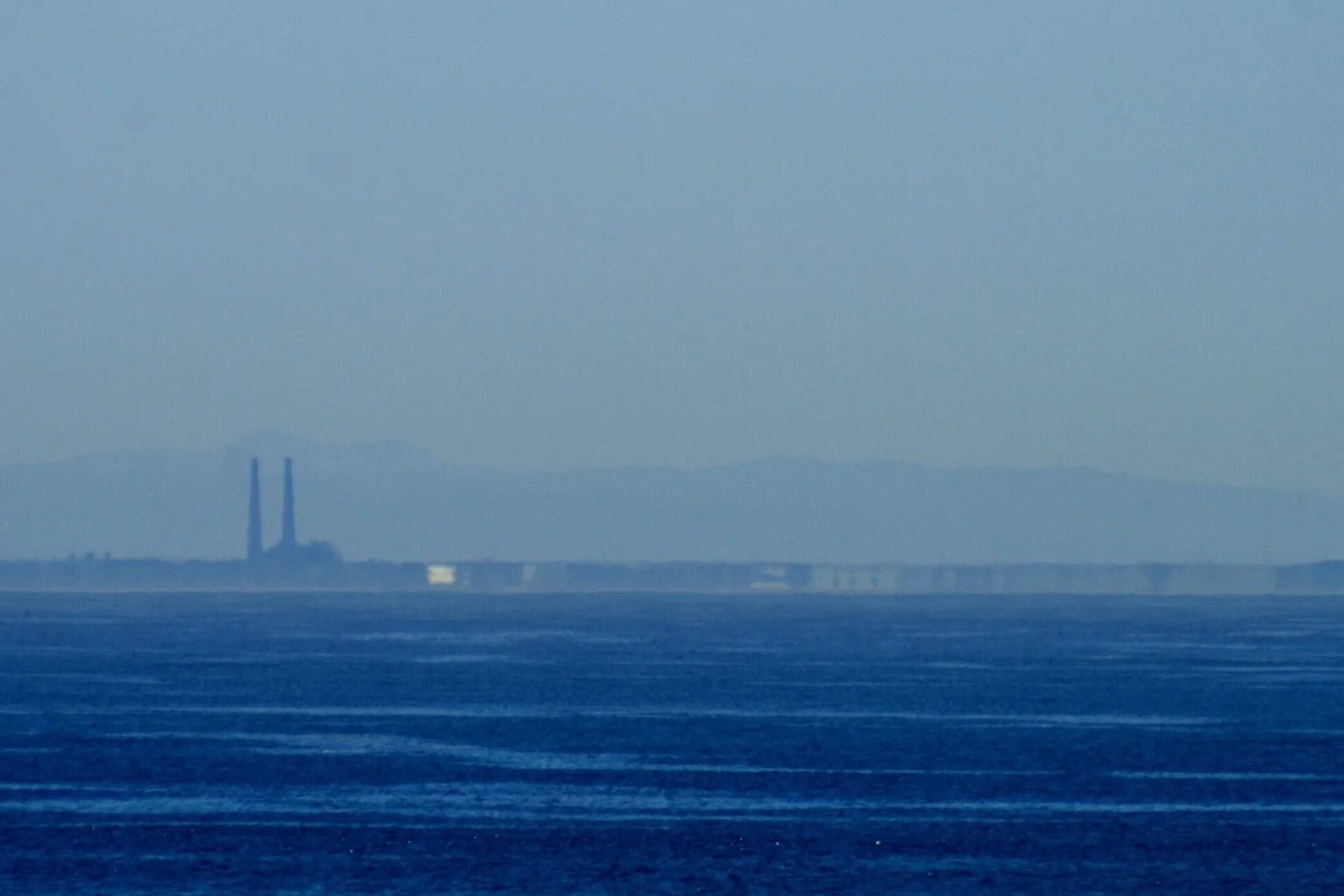 Нижний мираж фото File:Moss Landing mirage.jpg - Wikimedia Commons