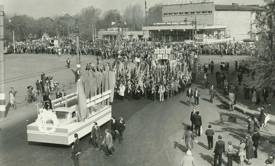 Нижний новгород 1 мая фото The procession of the Gorky Machine-Building Plant. In the background is the Mos
