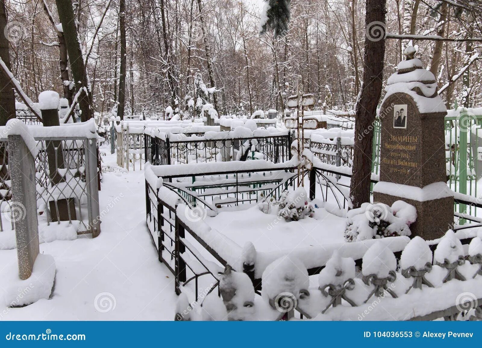 Нижний новгород кладбища фото NIZHNY NOVGOROD, RUSSIA - NOVEMBER 07, 2016: Red Bugrovsky Cemetery at Winter. E