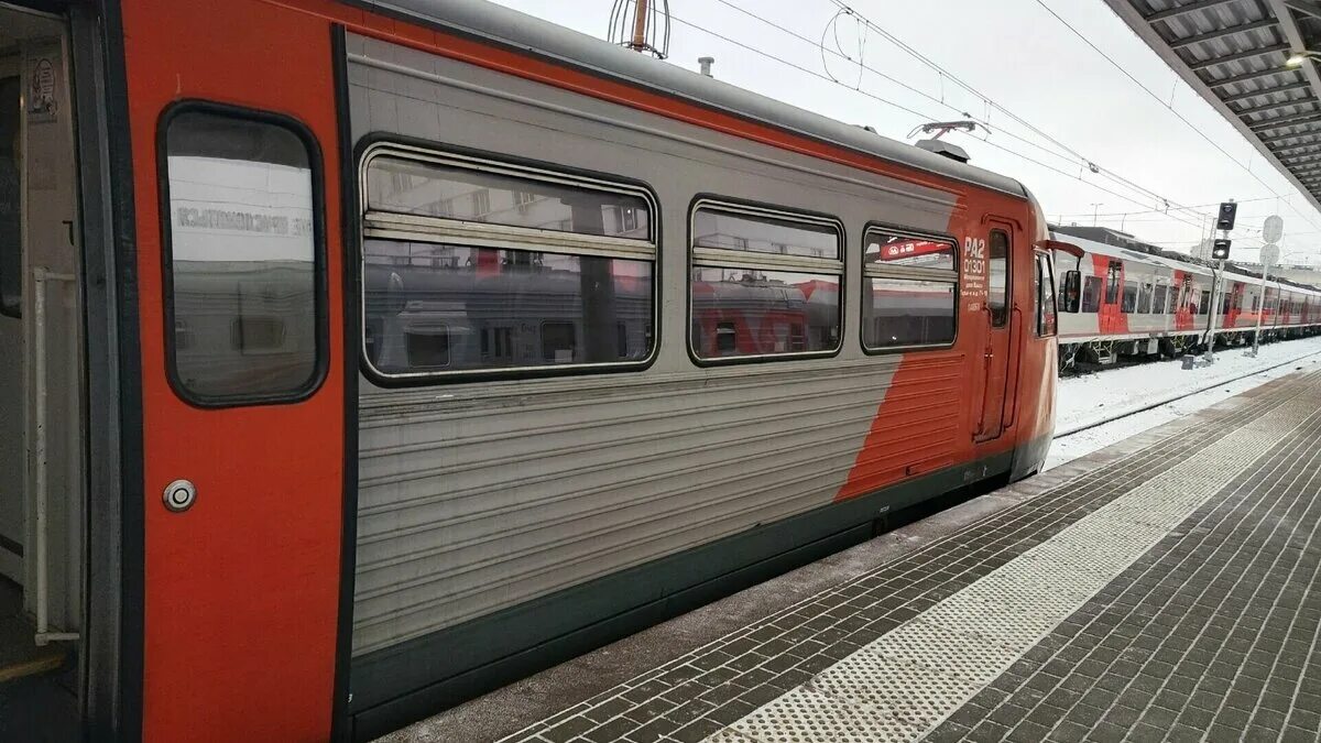 Нижний новгород москва фото Бегающего по крышам поезда мужчину заметили на вокзале в Нижнем Новгороде newsnn