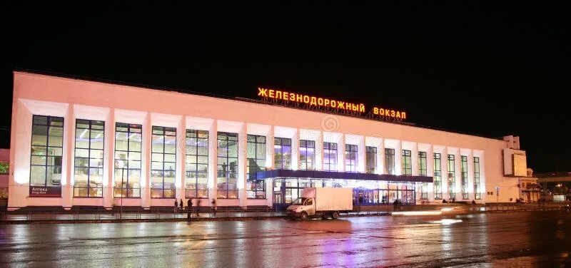 Нижний новгород железнодорожный вокзал фото Skoba Square in Nizhny Novgorod. in the Foreground - Minin and P Stock Image - I