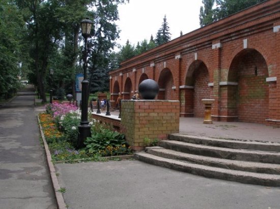 Нижний парк липецк фото Бювет, где издавна отдыхающие пили минеральную воду. Сейчас он на реконструкции.