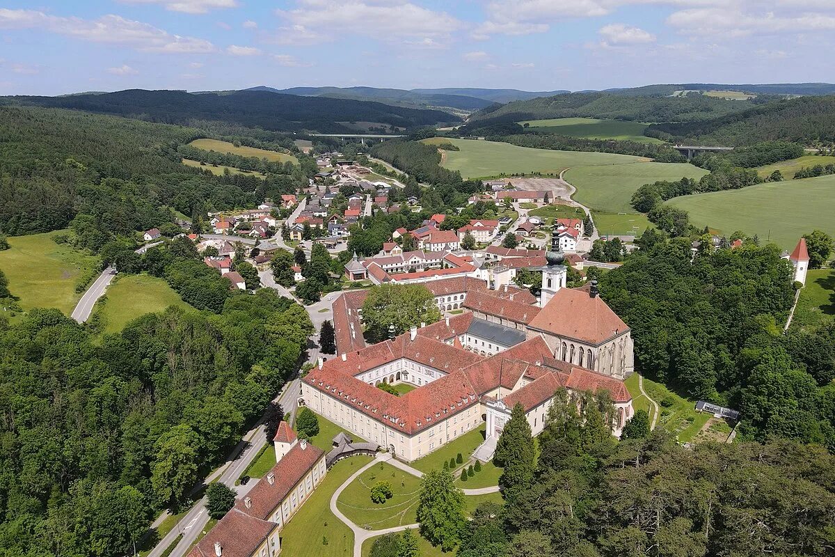 Нижняя австрия фото File:Heiligenkreuz (NÖ) - Luftaufnahme.JPG - Wikipedia