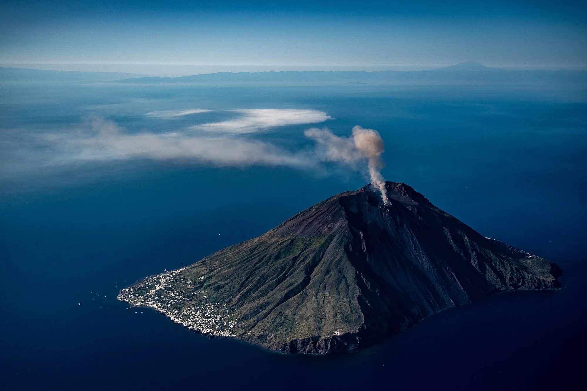 Остров вулкан фото Italy's Stromboli volcano erupts causing 'mini tsunami': video