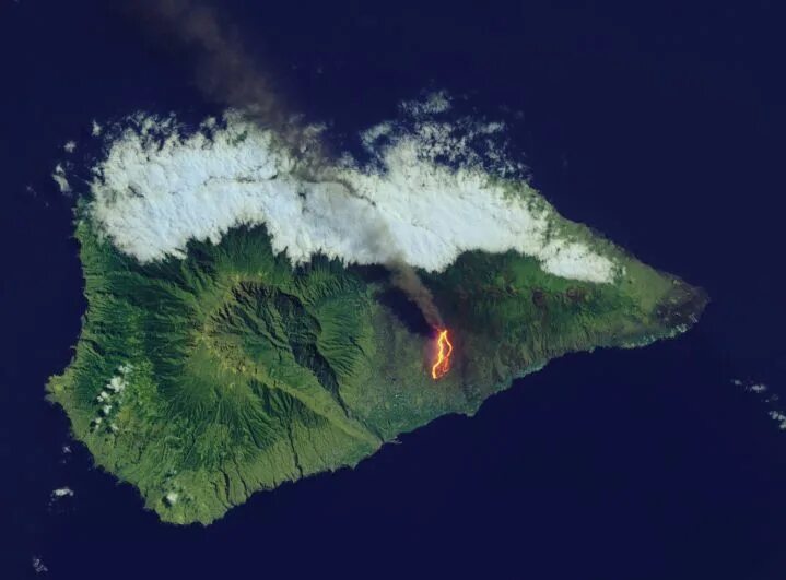 Остров вулкан фото Учёные нашли плюсы в извержении вулкана на острове Пальма Аргументы и Факты