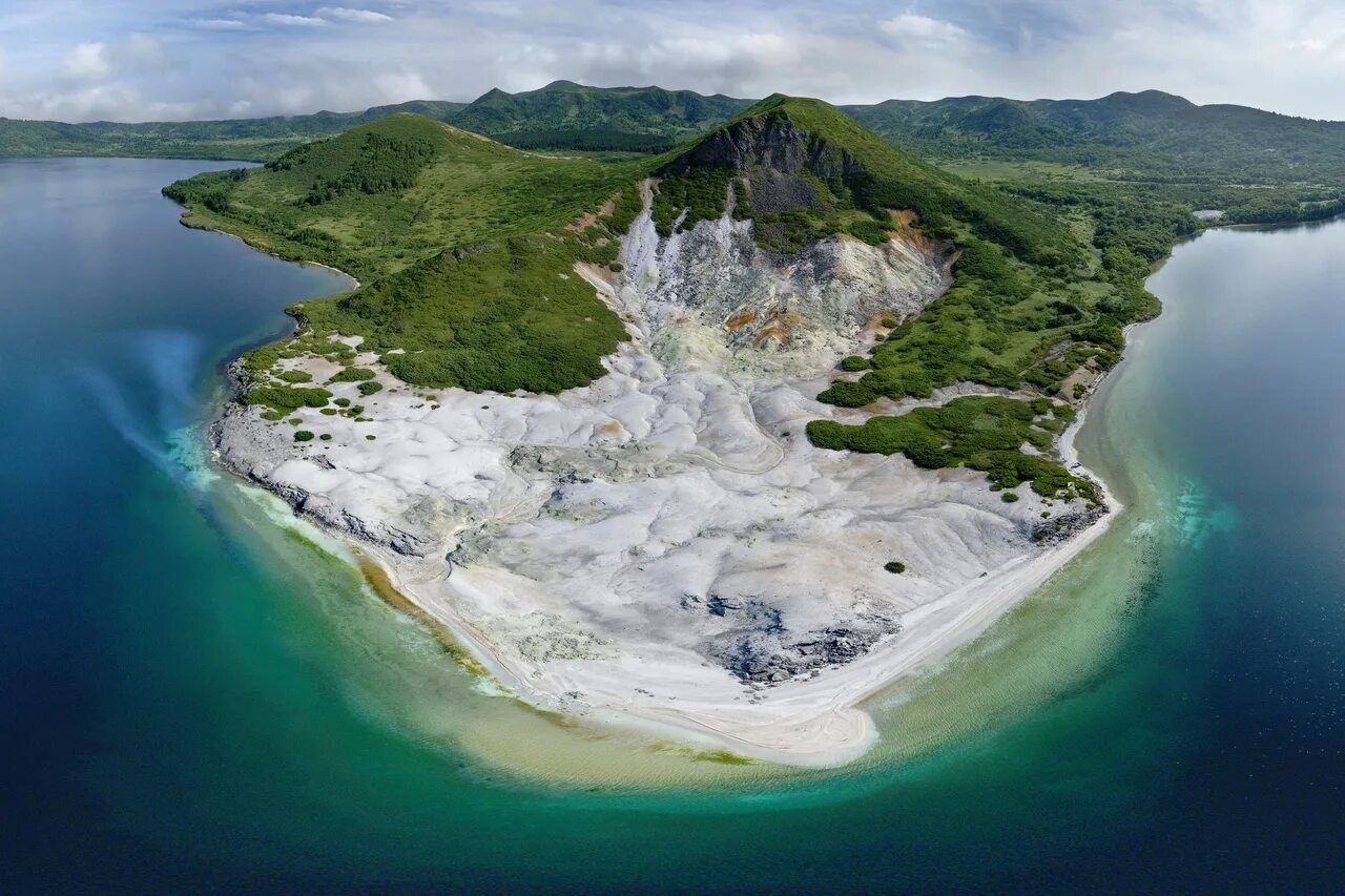 Остров вулкан фото Действующий вулкан на острове Кунашир Большой Курильской гряды, самый южный вулк