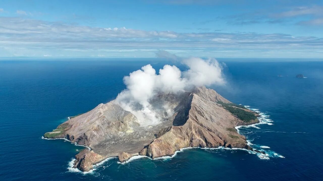 Остров вулкан фото Investigations into White Island volcano eruption will come as 'cold comfort' to