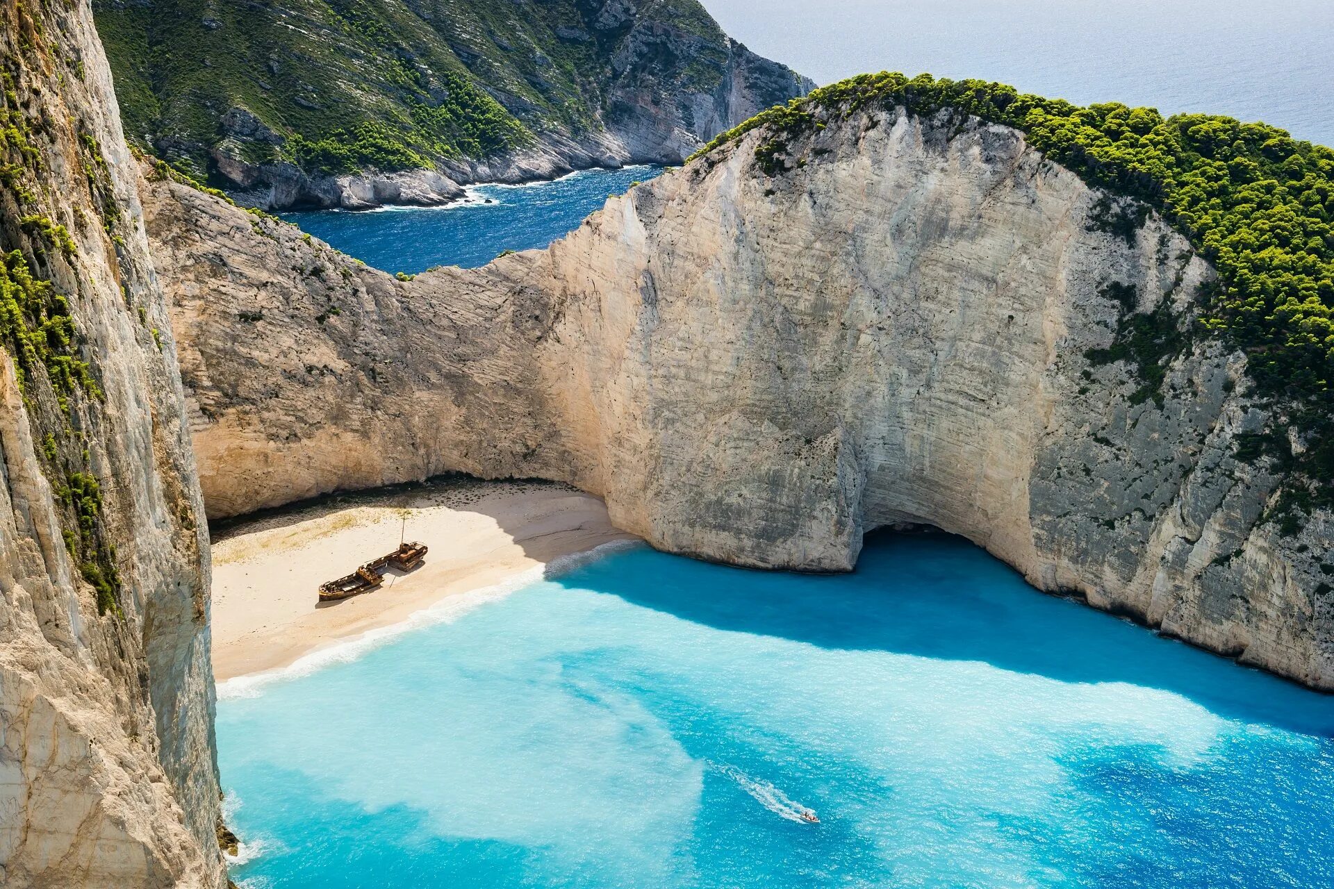 Остров закинтос греция фото Navagio Beach or the Shipwreck is an isolated sandy cove on Zakynthos island and