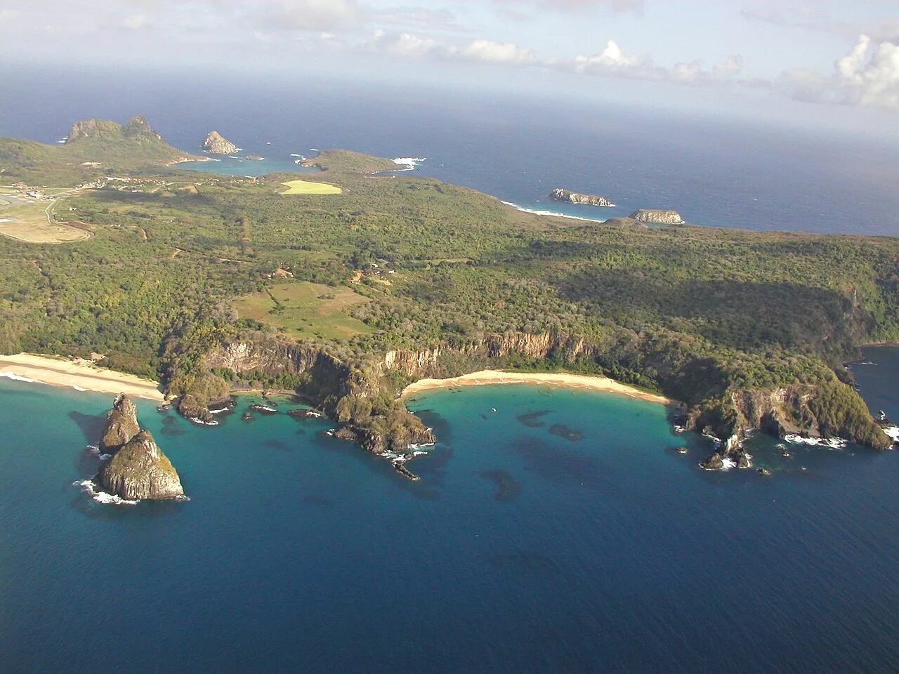 Острова бразилии фото Файл:Fernando de Noronha - dois Irmãos - praia do sancho.jpg - Википедия
