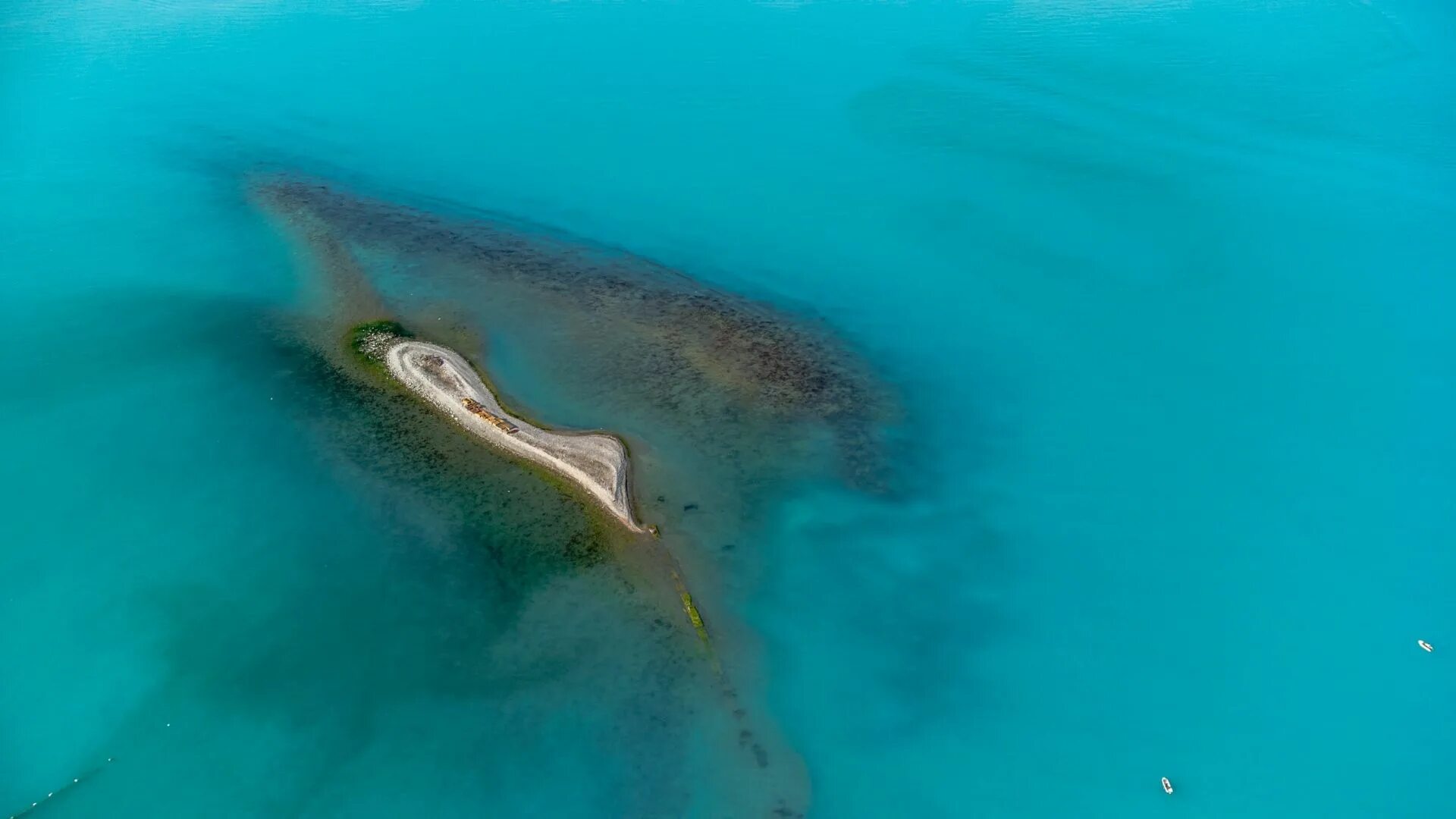 Острова черного моря фото Несколько недель жители Новороссийска не могут поверить своим глазам: море окрас