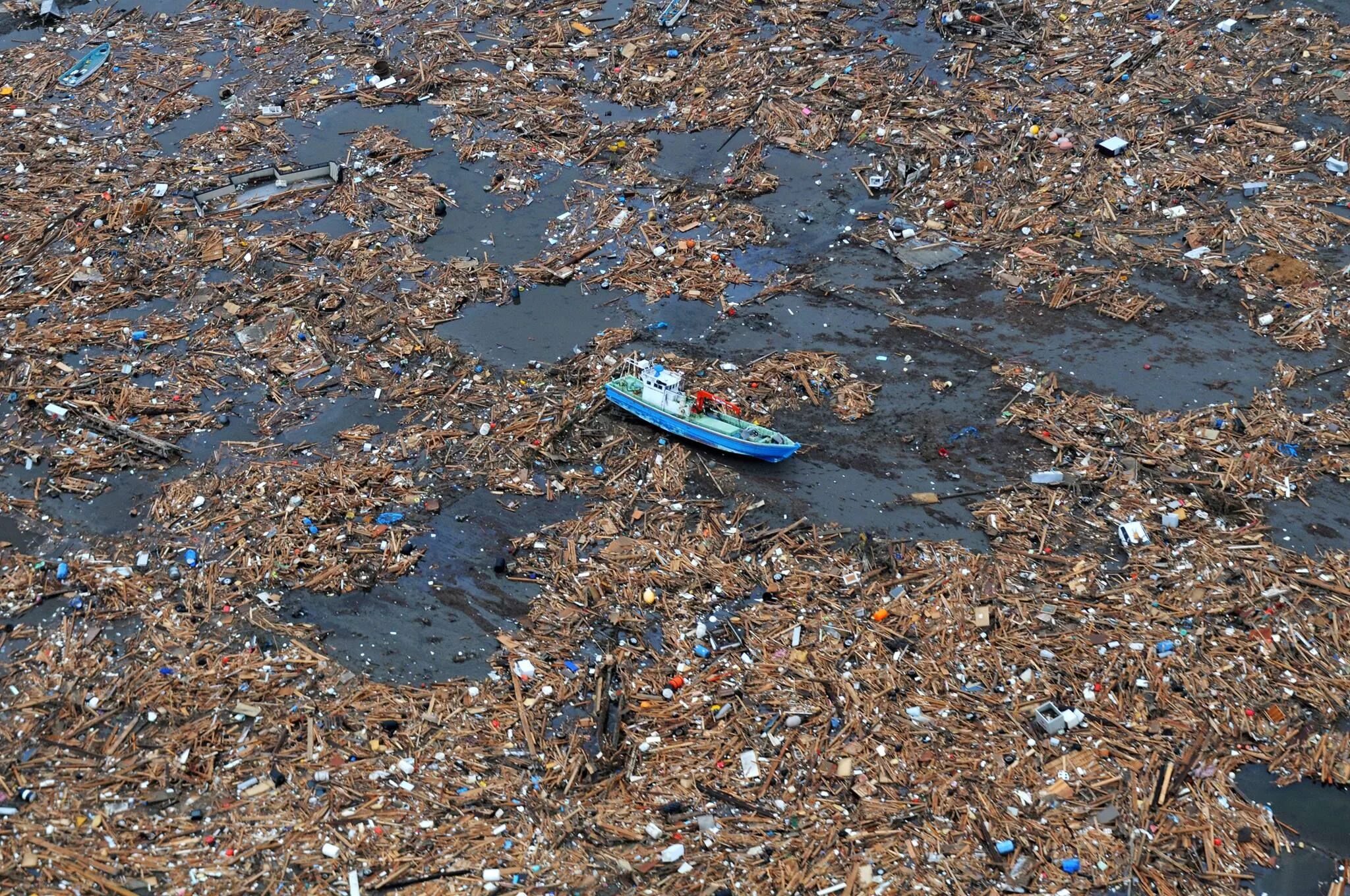 Острова мусора в океане фото The "Great Pacific Garbage Patch" covers 8.1% of the Pacific Ocean—TWICE the siz