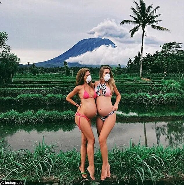 Острова ню фото Bali authorities set to ban tourists from wearing bikinis at temples Daily Mail 