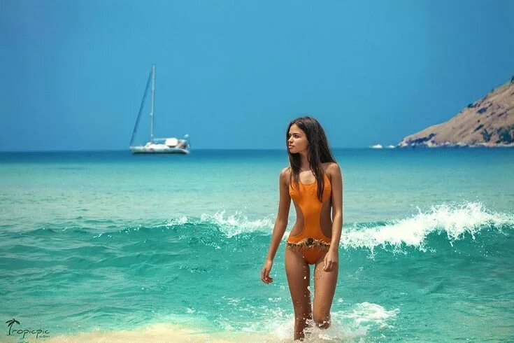 Острова ню фото Cute girl at the amazing coast, dressed in stylish swimsuit bikini Pinterest