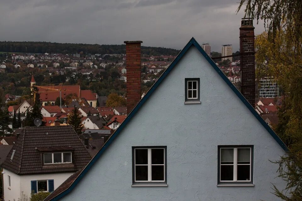 Острые крыши фото 3 Worrying Ways The Wicked Weather Wreaks Havoc On Your Home - tastefulspace.com