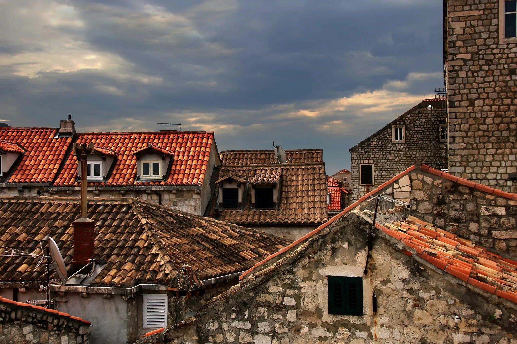 Острые крыши фото Wallpaper : town, rooftops, house, building 2048x1365 - WallpaperManiac - 168224