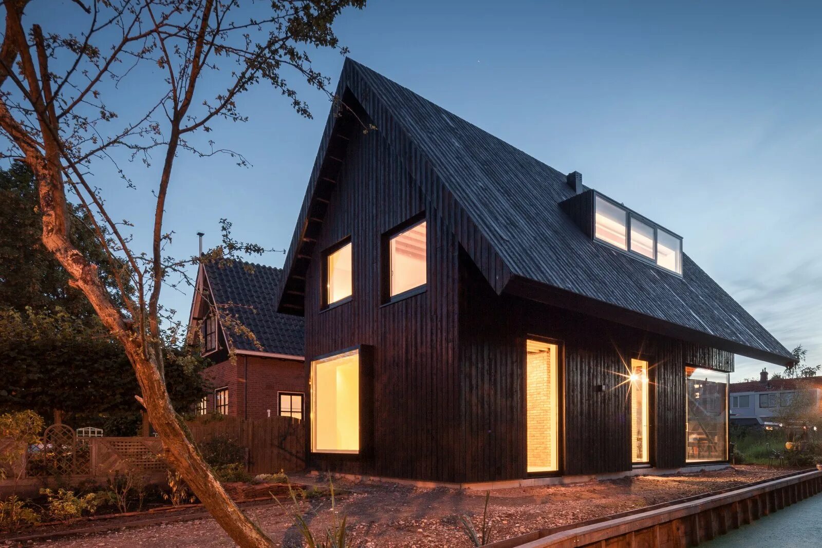 Острые крыши фото Photo 26 of 32 in 32 Black Gable Houses With Seriously Witchy Vibes from A Black