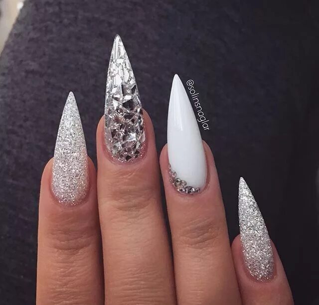 Острые ногти фото Weiße und glitzernde Stilettnägel #glitzernde #stilettnagel #acrylicnailsstilett
