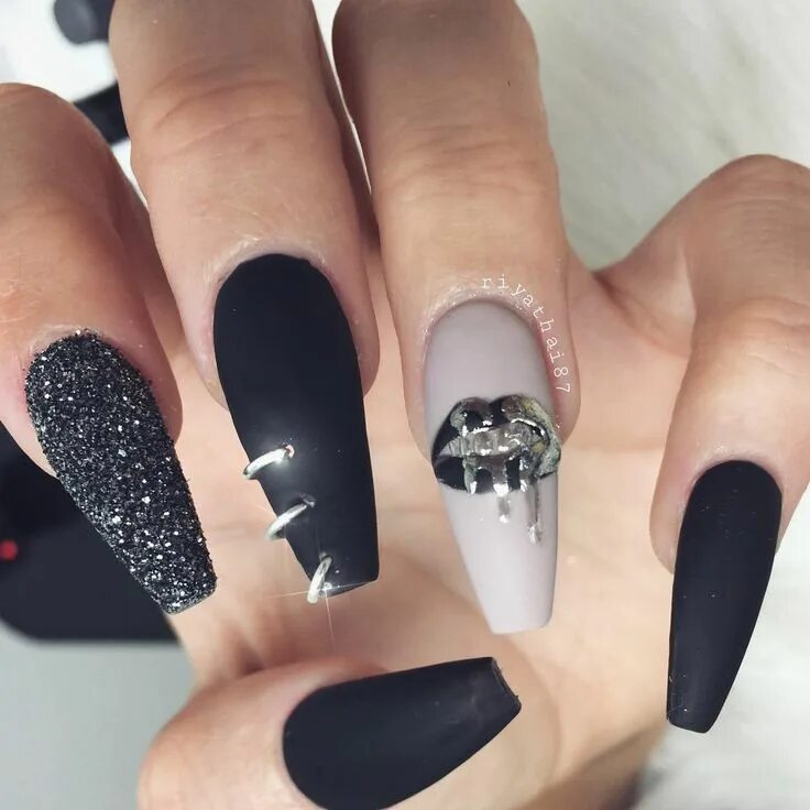 Острый черно белый маникюр #riyasnailsalon #nailspromagazine #cleveland# thiscle #cle# Riyasnails #hudabeau
