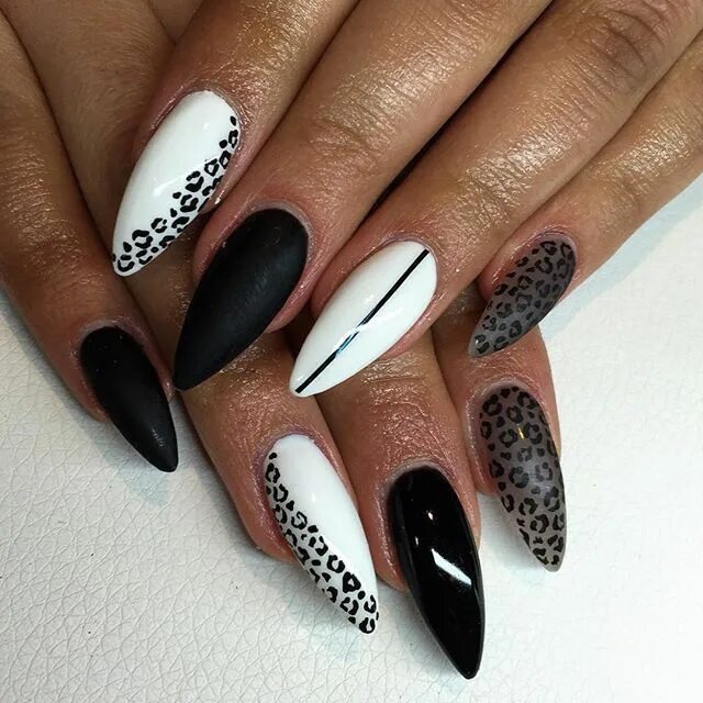 Острый черно белый маникюр @mazotcu1 Linktree Stiletto nail art, Leopard print nails, Bling nails