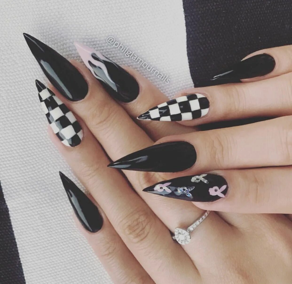 Острый черно белый маникюр Pin by Srey Savann on nails Goth nails, Edgy nails, Nails