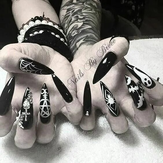Острый черно белый маникюр #stiletto #nails #witchnails #pentagram Witch nails, Gothic nails, Pretty nails
