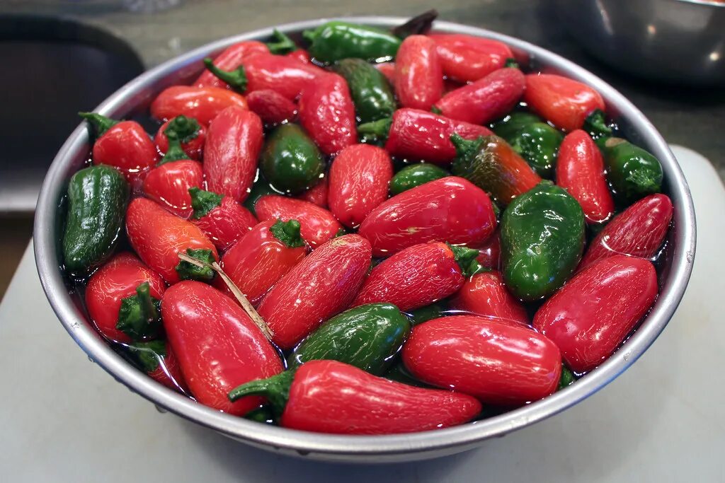 Острый перец халапеньо фото large bowl full of red and green jalapeño peppers it took . Flickr