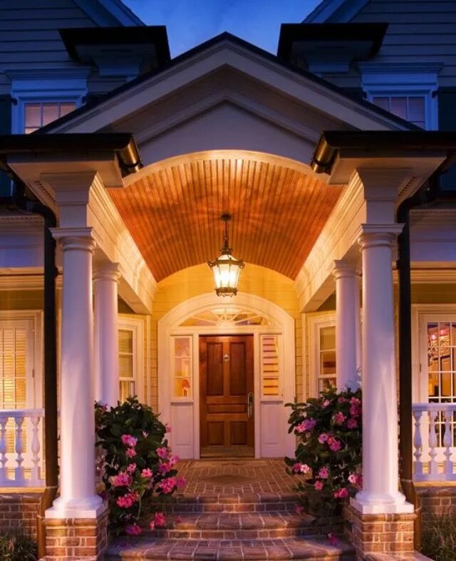 Освещение крыльца частного дома фото Pin by Rachel Trotter on New house Farmhouse style house plans, Farmhouse style 