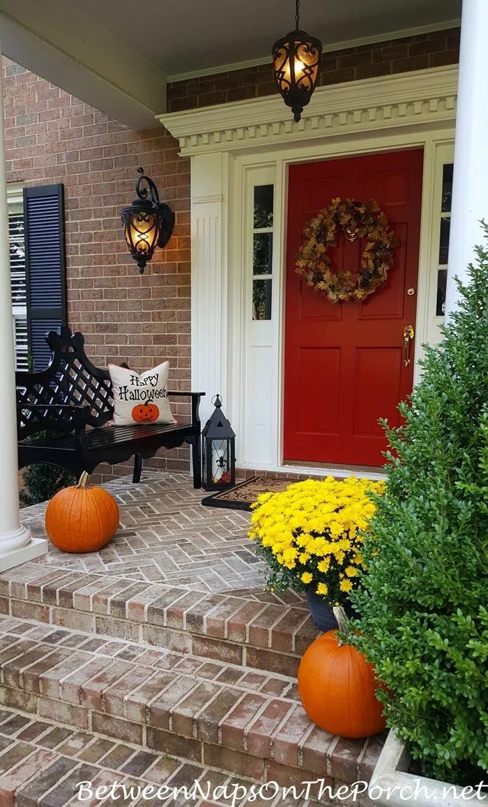 Освещение крыльца частного дома фото Decorate Your Porch for Autumn & Halloween Outdoor entryway, Front porch decorat