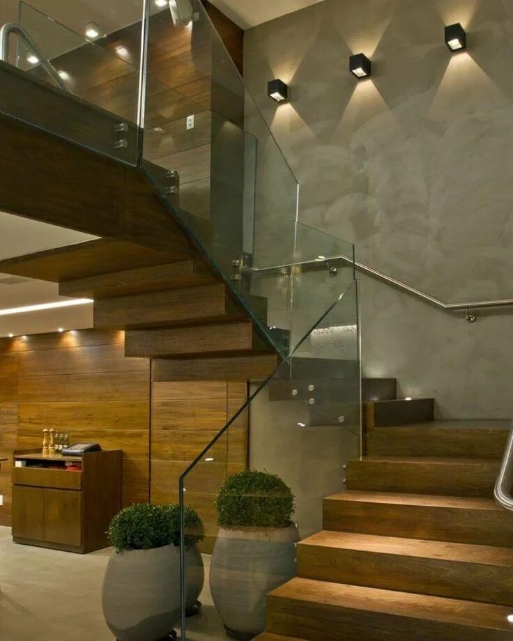 Освещение лестничного марша в частном доме фото 60+ escadas de madeira lindíssimas para você se inspirar Contemporary stairs, Ho