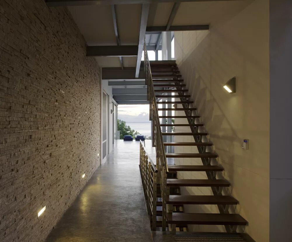 Освещение лестничного марша в частном доме фото Gallery of Casa Torcida / SPG Architects - 2