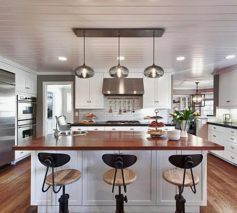 Освещение на кухне дизайн интерьера фото Kitchen Island Pendant Lighting in a Cozy California Ranch Modern kitchen island