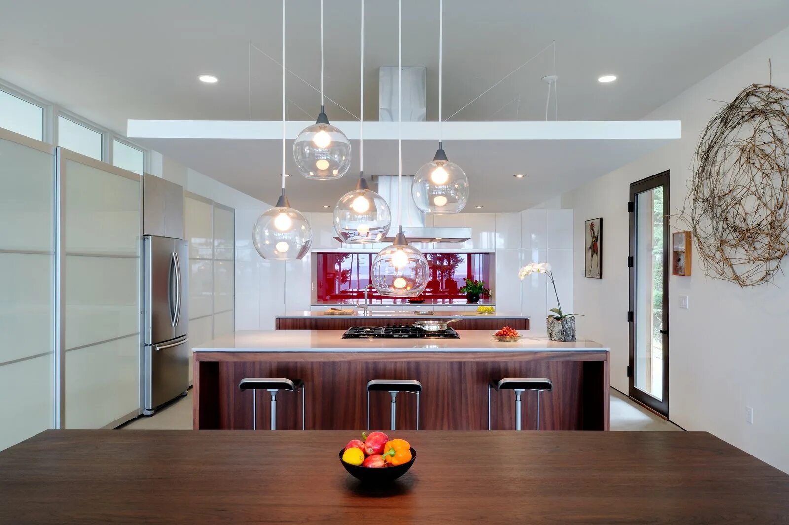 Освещение на кухне в современном интерьере Photo 18 of 22 in Eagle Ridge by Gary Gladwish Architecture - Dwell