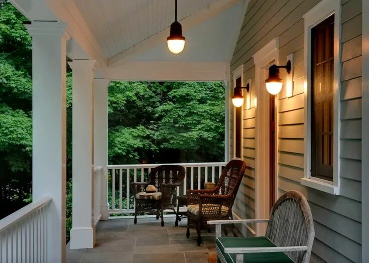 Освещение на веранде частного дома фото A country house in New York State undergoes a stunning transformation Traditiona