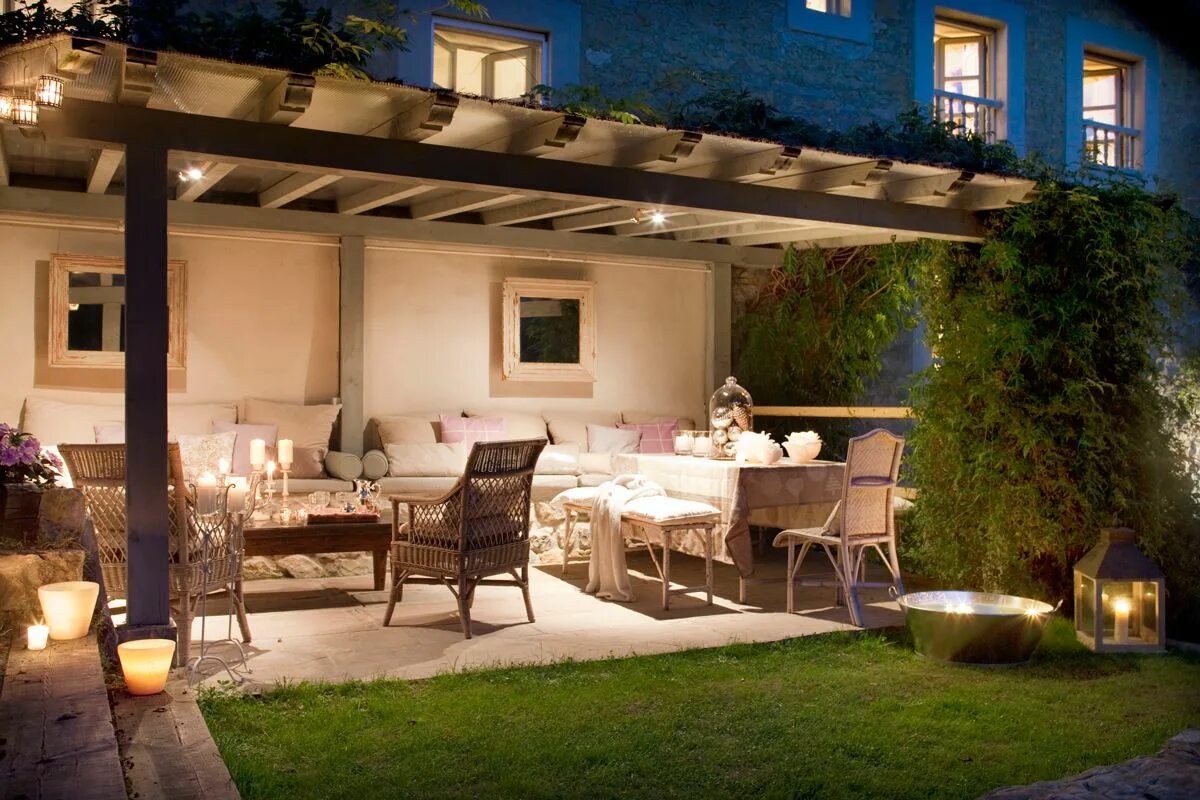 Освещение на веранде частного дома реальные фото Estamos dentro o fuera? Iluminación pérgola, Pérgola exterior, Patios