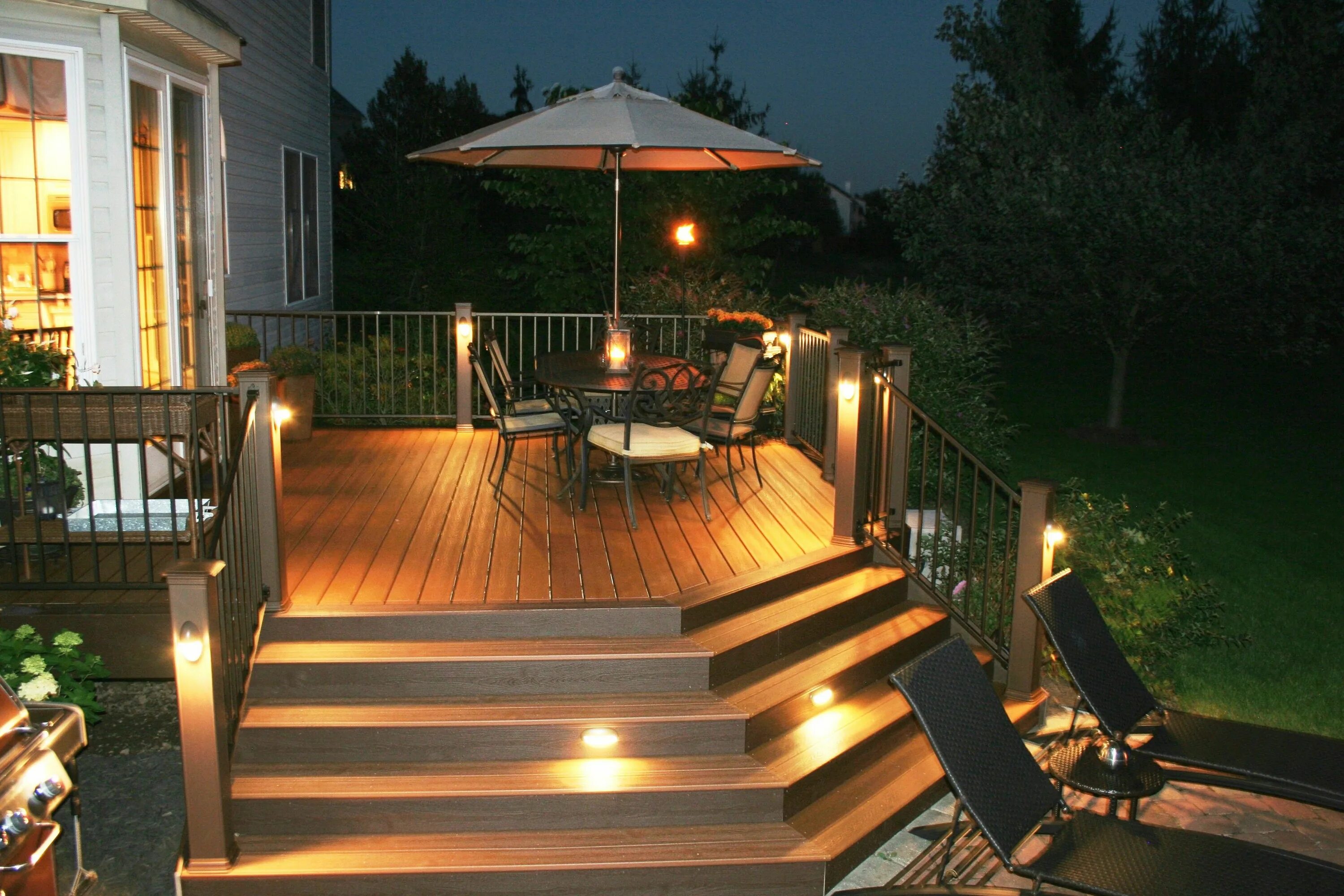 Освещение на веранде частного дома реальные фото Deck Lighting Trex deck with post and riser lights Outdoor deck lighting, Deck l