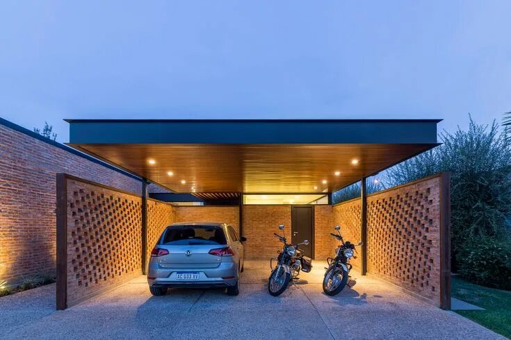 Освещение навеса для автомобиля частного дома фото Galería de Vivienda en San Marino Funes Hills / Mariel Suárez - 31 Garage exteri