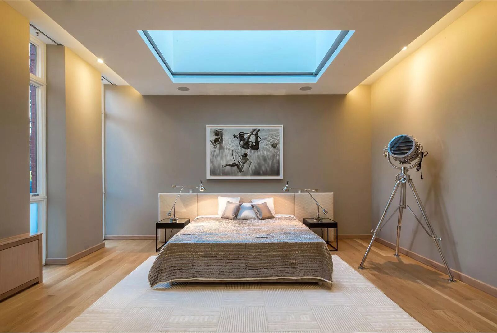 Освещение потолка спальня фото Penthouse bedroom with large skylight over the bed 1600 x 1071. Located in Soho,