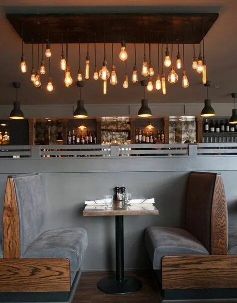 Освещение в баре фото restaurante butacas retro bar madera gris sillas bancos bombillas suspendias est