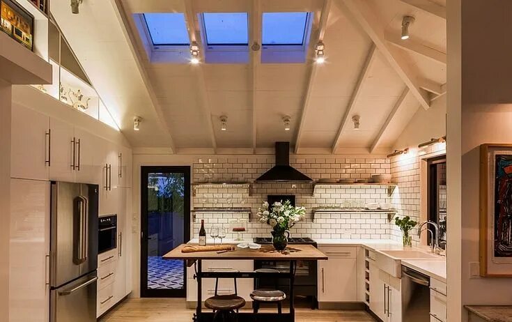 Освещение в частном доме внутри фото 25 стильных кухонь с мансардным окном Skylight kitchen, Eclectic kitchen, Sloped