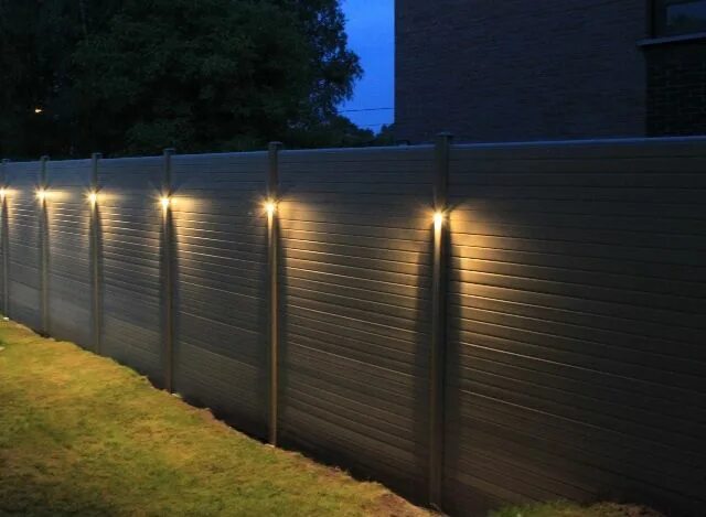 Освещение вдоль забора охранное на предприятии фото Tuinafrasteringen hout prijzen houten tuinafrastering prijs Hek verlichting, Ach