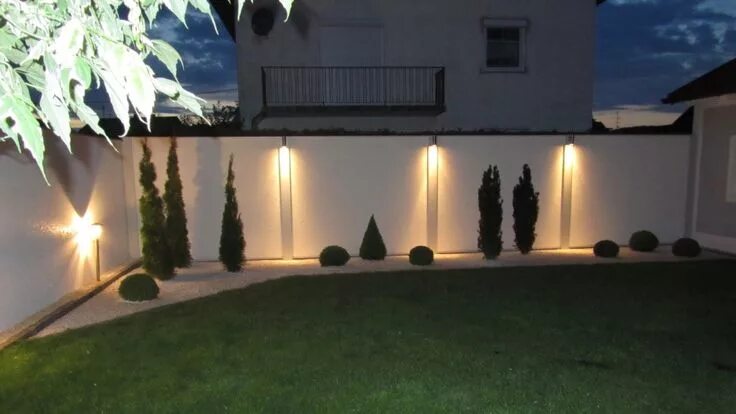 Освещение вдоль забора охранное на предприятии фото Bildergalerie Laermschutz Sichtschutz Windschutz Beleuchtung garten, Gartengesta