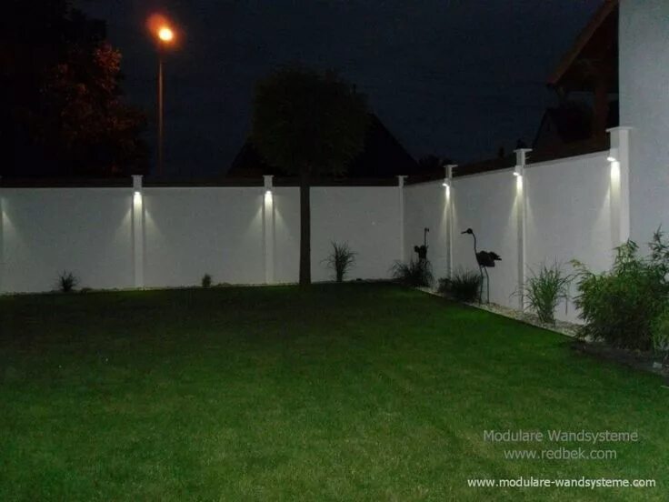 Освещение вдоль забора охранное на предприятии фото Sichtschutz Mauer mit Beleuchtung Modulare Wandsysteme Outdoor landscaping, Outd