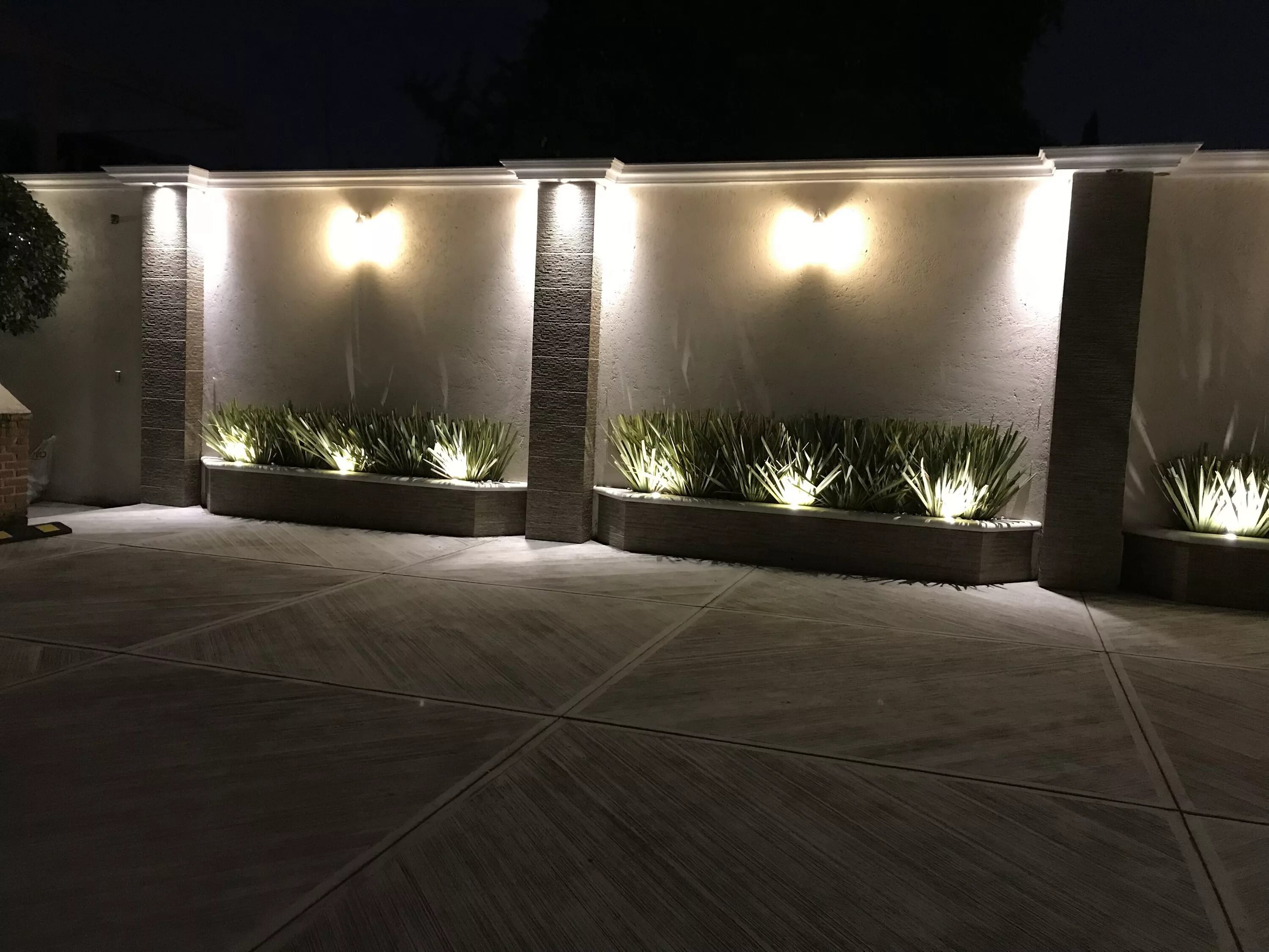Освещение вдоль забора охранное на предприятии фото Pin by Emmanuel Marcial Trejo on House House fence design, Modern garden design,