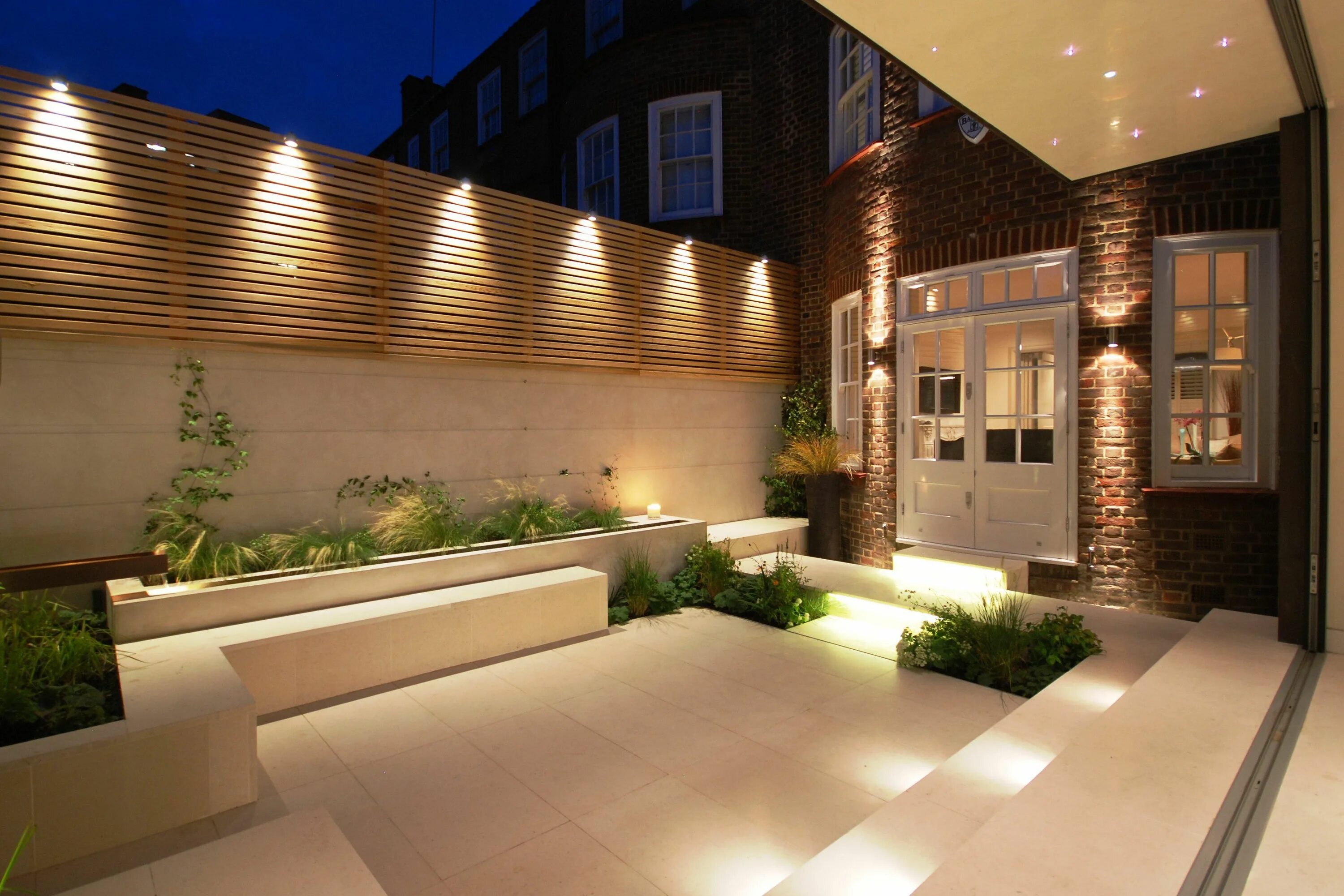 Освещение во дворе частного дома фото Courtyard in Chelsea 2 copyright Charlotte Rowe Garden Design Light IQ Minimalis