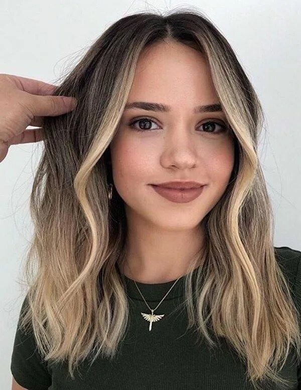 Осветление прядей у лица с челкой фото Perfection Of Face Framing Balayage Hair Styles for 2019 Stylesmod Balayage hair