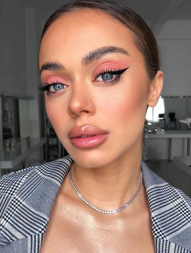 Освежающий макияж 30 Attractive Natural Makeup Ideas For Your Fall Daily Makeup - Glossy lips make